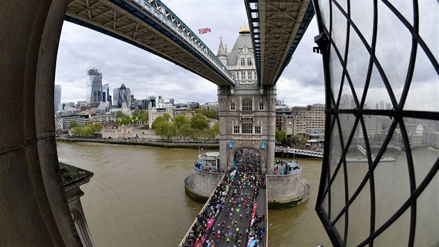 Pohled na astnky Londnskho maratonu.