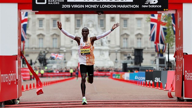 Kean Eliud Kipchoge se raduje z vtzstv v Londnskm maratonu.