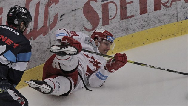 Guntis Galvinš z Třince padá na led během finále play off extraligy proti Liberci.