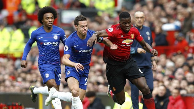 Paul Pogba z Manchesteru United (vpravo) u balonu, sth ho Cesar Azpilicueta z Chelsea.