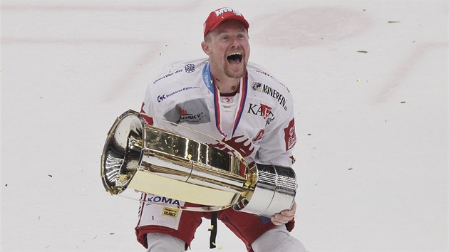 Martin Adamský z Třince se raduje z vítězství v hokejové extralize.