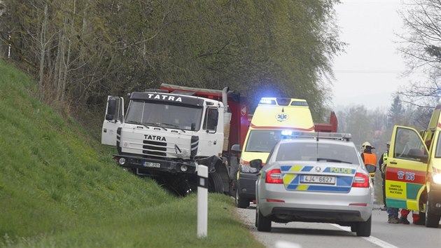 Při nehodě na silnici 602 z Jihlavy do Velkého Beranova, při které došlo ke střetu osobního a nákladního vozidla, zemřeli dva lidé.