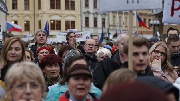 Tisce lid vyly v pondl do ulic eskch mst podpoit iniciativu Milion chvilek pro demokracii, kter naplnovala pochod praskmi ulicemi za nezvislost justice. Protestn shromdn veer vyvrcholilo na Staromstskm nmst. V davu byl vidt i bval premir Bohuslav Sobotka.  (29. 4. 2019)