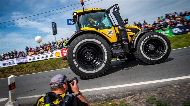 Dakart zvodnci Martin Mack a Jan Brabec z tmu Big Shock Racing odstartovali do dvou rychlostnch zkouek Rallye umava Klatovy v traktoru Valtra.