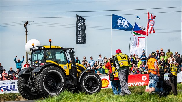 Dakart zvodnci Martin Mack a Jan Brabec z tmu Big Shock Racing odstartovali do dvou rychlostnch zkouek Rallye umava Klatovy v traktoru Valtra.