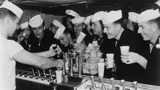 Takto zachytil americké námořníky s pivem dokumentární film The Fighting Lady z roku 1944. Na americkou pivní reputaci vsadil zajatý voják William Standish. A vyšla mu. Jeho věznitelé se s jím vydali vstříc americkému zajateckému táboru a pivu.