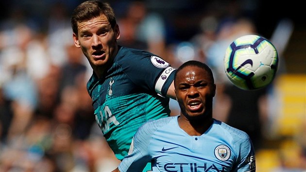 Raheem Sterling z Manchesteru City (v poped) a jan Vertonghen z Tottenhamu.