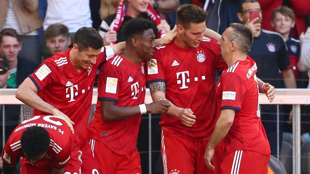 Fotbalist Bayernu Mnichov oslavuj vtzn gl v utkn proti Werderu Brmy. Trefil se obrnce Niklas Sle (druh zprava).