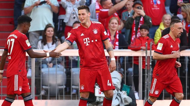 Fotbalist Bayernu Mnichov oslavuj gl Niklase Sleho (uprosted).