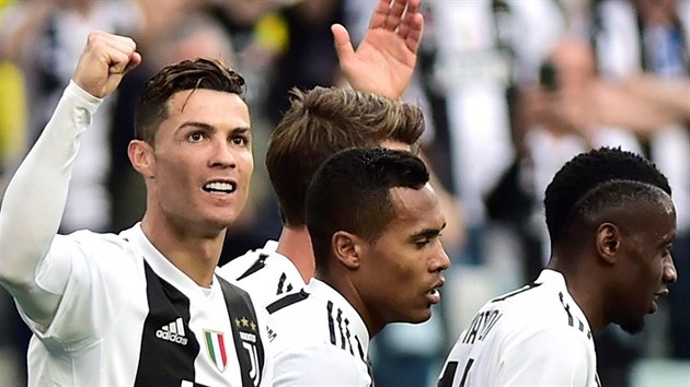 Fotbalist Juventusu se raduj ze vstelenho glu.