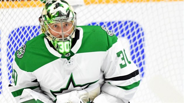 Ben Bishop, glman Dallasu, zasahuje v utkn play-off proti Nashvillu.