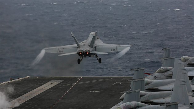 Start  F/A-18E Super Hornet z paluby USS Abraham Lincoln (CVN 72) ve Stedomo