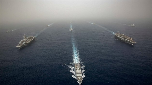 Skupina plavidel kolem americkch letadlovch lod USS Abraham Lincoln (CVN 72) a USS John C. Stennis (CVN 74) ve Stedomo