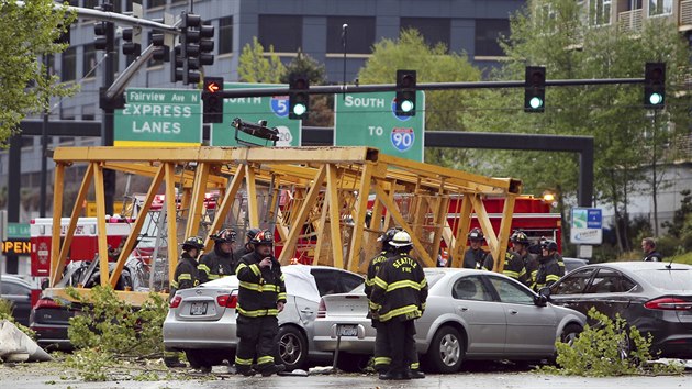 V americkm Seattlu se ztil stavebn jeb pmo na runou ulici. Nehoda m tyi obti, policie jej pinu vyetuje. (29. dubna 2019)