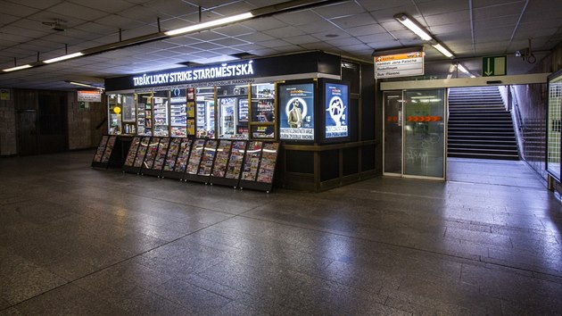 Svteln reklamn panely ve stanici praskho metra Staromstsk, kter provozuje spolenost JCDecaux. (bezen 2019)
