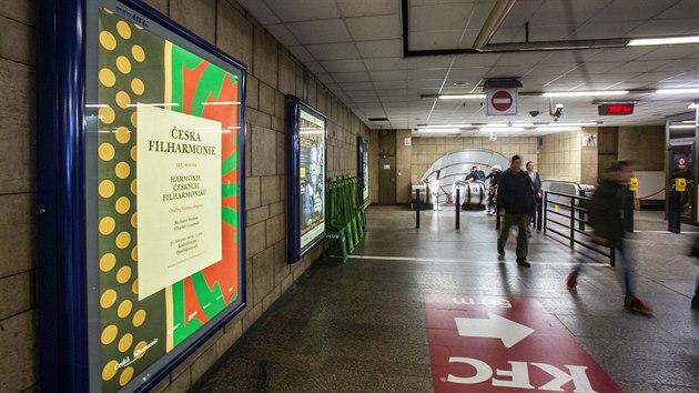 Svteln reklamn panely ve stanici praskho metra Staromstsk, kter provozuje spolenost euroAWK (bezen 2019)