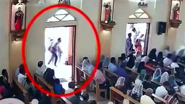 Bezpenostn kamera zachytila sebevraednho atenttnka, jak vstupuje do kostela sv. ebestina ve srlanskm mst Negombo. (23. dubna 2019)