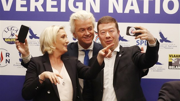 Zleva pedsedkyn francouzskho Nrodnho sdruen Marine Le Penov, pedseda nizozemsk Strany pro Svobodu Geert Wilders a pedseda hnut Svoboda a pm demokracie (SPD) Tomio Okamura na tiskov konferenci ped demonstrac proti dikttu Evropsk unie (25. dubna 2019)