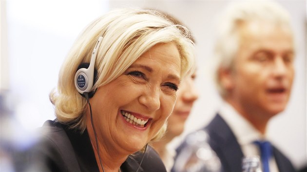 Pedsedkyn francouzskho Nrodnho sdruen Marine Le Penov na tiskov konferenci ped demonstrac proti "dikttu Evropsk unie". (25. dubna 2019)