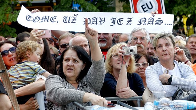 Demonstrace proti "dikttu Evropsk unie" na Vclavskm nmst v Praze. (25. dubna 2019)