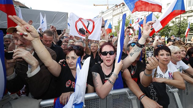 Demonstrace proti "dikttu Evropsk unie" na Vclavskm nmst v Praze. (25. dubna 2019)