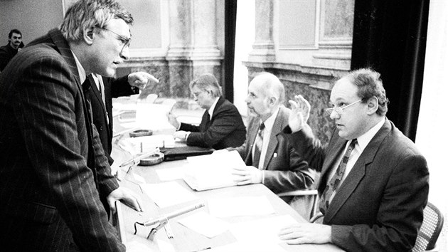 eskoslovensk premir Marin alfa (vpravo) pi rozhovoru s ministrem financ Vclavem Klausem. (24. ledna 1991)