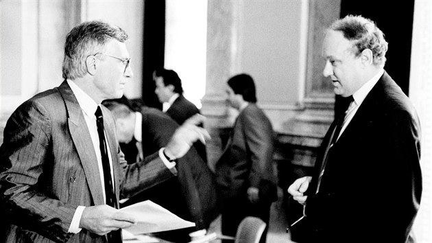 �eskoslovensk� premi�r Mari�n �alfa (vpravo) p�i rozhovoru s ministrem financ� V�clavem Klausem. (1. z��� 1991)