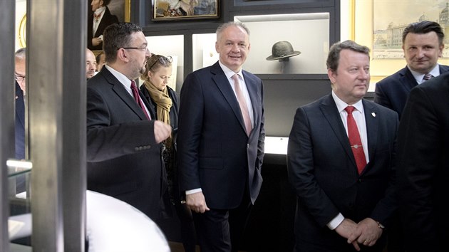 Slovensk prezident Andrej Kiska si prohldl zrekonstruovanou budovu Nrodnho muzea v Praze. Prostory ho provedli editel instituce Michal Luke a ministr kulturyAntonn Stank. (29. dubna 2019)