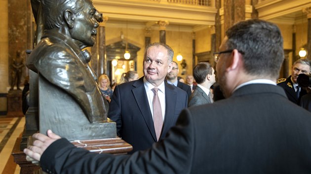 Slovensk prezident Andrej Kiska si prohldl zrekonstruovanou budovu Nrodnho muzea v Praze. Prostory ho provedli editel instituce Michal Luke a ministr kulturyAntonn Stank. (29. dubna 2019)