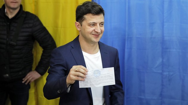 Volodymyr Zelenskyj ukazuje novinm svj hlasovac lstek.