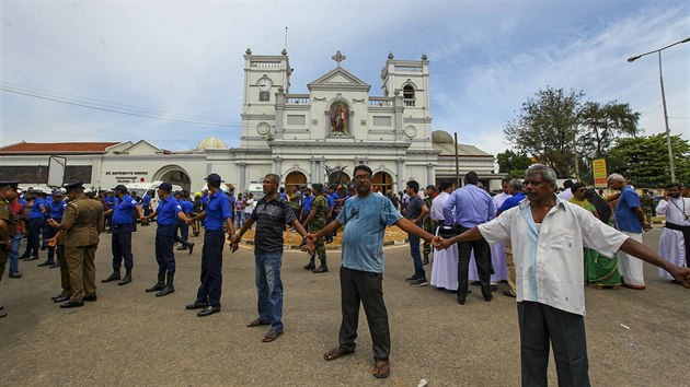 Srlant vojci hldaj kostel svatho Antonna v Kolombu pot, co na nj zatoili terorist. (21. dubna 2019)