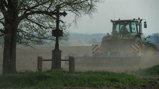 V jinch echch bojuj zemdlci se suchem. Na snmku farm s traktorem pipravuje pole k oset mezi obcemi Sedlec a Zbudov na eskobudjovicku.