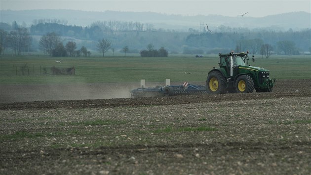 V jinch echch bojuj zemdlci se suchem. Na snmku farm s traktorem pipravuje pole k oset mezi obcemi Sedlec a Zbudov na eskobudjovicku.