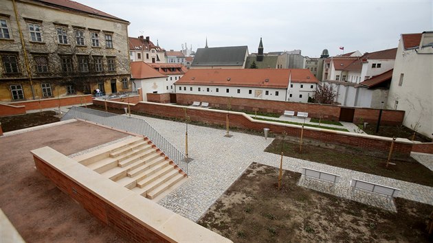 Do nov otevench kapucnskch teras pod brnnskm Petrovem zasadili klasick odrdy jablon a hrun a zrove pidali napklad muchovnk a mipule  tedy ovocn kee szen na tomto mst po stalet.