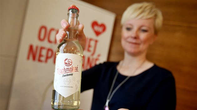 Nachmelen� Chardonnay od spole�nosti Vinium z Velk�ch Pavlovic m� �est procent alkoholu a spojuje chu� piva i v�na. Na sn�mku obchodn� �editelka vina�stv� Ladislava Ant�lkov�.