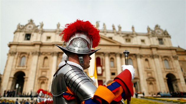 A Swiss guard is seen before the Easter Mass at St. Peter's Square at the Vatican April 21, 2019. REUTERS/Yara Nardi