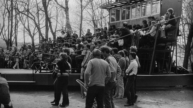 Otiv hledit v Tn nad Vltavou postavili mstn divadelnci v roce 1983 zadarmo po prci. Dodnes je jedinou ochotnickou tonou na svt.