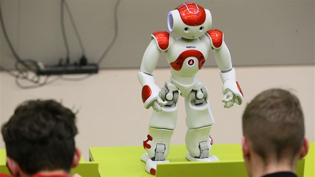 Ústecká univerzita hostila národní finále středoškolské soutěže v kyberbezpečnosti. Umělou inteligenci Metila, se kterou studenti pracovali, vytvořila česká společnost Cyber Global v roce 2008. Robot má asi 60 centimetrů.