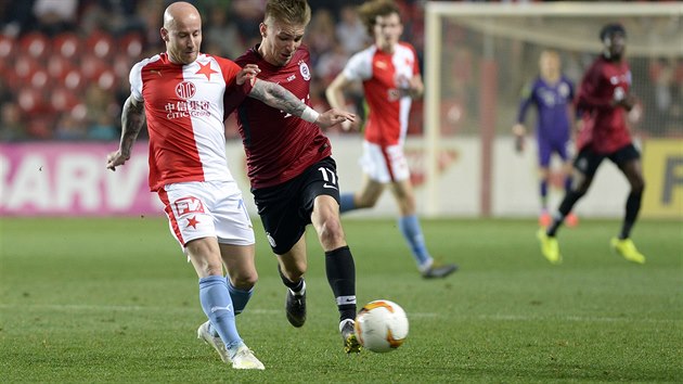 Sparan Martin Frdek (vpravo) a slvista Miroslav Stoch v pohrovm derby.