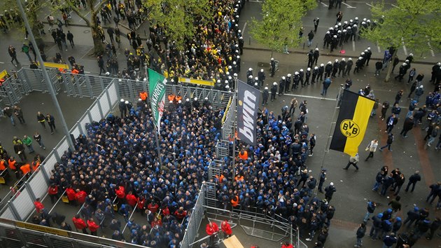 Fanoušci Schalke a Dortmundu přicházejí ke stadionu  Signal Iduna Park v Dortmundu před očekávaným derby v bundeslize.