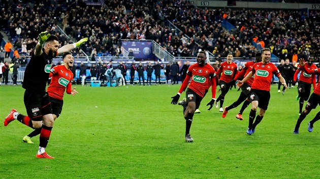 esk brank Tom Koubek (vlevo) se se spoluhri z Rennes raduje, ve finle Francouzskho pohru porazili favorizovan Paris St. Germain na penalty.