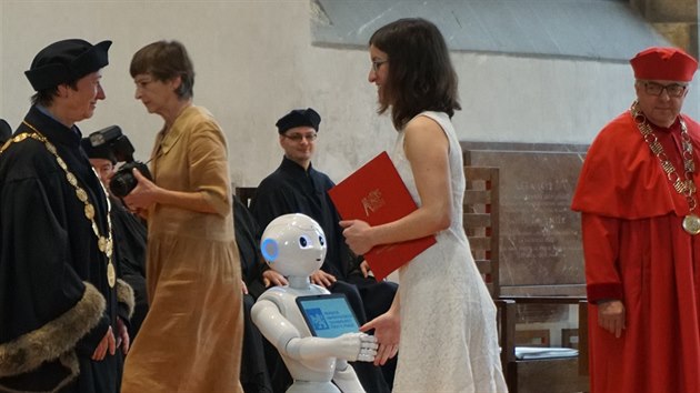 Absolventm v prask Betlmsk kapli na konci bezna pedval diplomy robot.