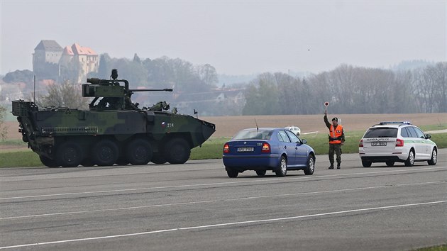 Armda spolen s Besipem na letiti v Kmeni demonstrovaly, jak sprvn a jak patn nvyky idii maj pi jzd konvoje vojenskch vozidel. astm pestupkem je napklad zaazen se s civilnm vozem mezi vojensk specily.