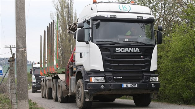 Povrch silnice v ulici Za Tratí v Okříškách už se kvůli kamionům se dřevem úplně rozpadá. Zvýšená těžba dřeva kvůli kůrovci dává zabrat i mnohým dalším komunikacím na Vysočině.
