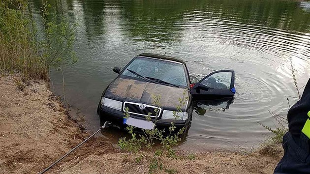 Pardubit hasii v nedli veer vytahovali auto z rybnka.