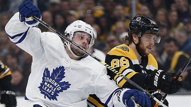 David Pastrk z Bostonu (vpravo) a Auston Matthews z Toronta sleduj, jak se vyvrb situace na led.