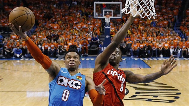 Russell Westbrook z Oklahoma City Thunder zakonuje, brn ho Al-Farouq Aminu z Portland Trail Blazers.