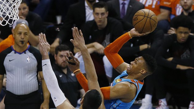 Russell Westbrook z Oklahomy stl v utkn proti Portlandu.