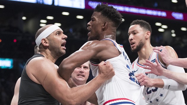 Jared Dudley z Brooklynu (vlevo) a Jimmy Butler z Philadelphie maj rozdln nzor.