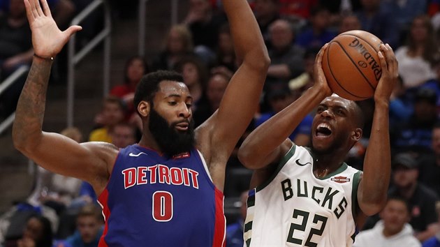 Khris Middleton z Milwaukee Bucks pi stelb, brn ho Andre Drummond z Detroitu.